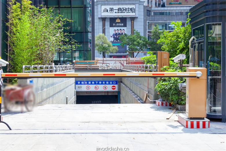 地下停车场入口